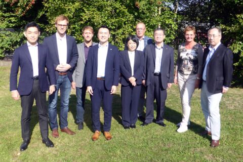 Japanische Kollegen informieren sich bei der ISW in Arnsberg über Sauerländer Unternehmenskultur